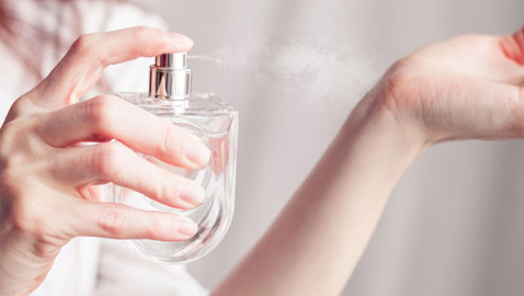 فرك المعصمين يجعله يتبخر.. نصائح مهمة تجعل العطر يدوم فترة أطول