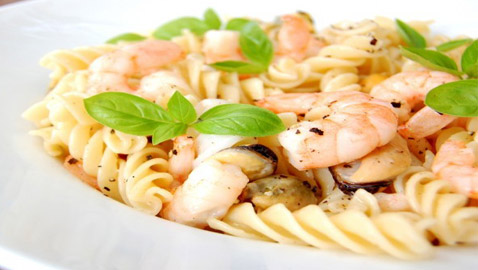 إليكم طريقة تحضير سلطة المعكرونة بالجمبري اللذيذة للرجيم