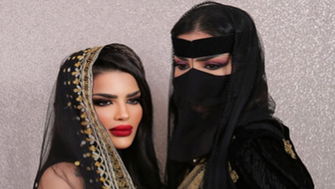 ملكة جمال السعودية رومي القحطاني تخطف الأنظار بإطلالة تراثية مع والدتها