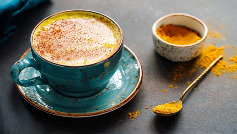 يكافح السرطان ويقوِي المناعة.. فوائد صحية لمشروب الكركم 