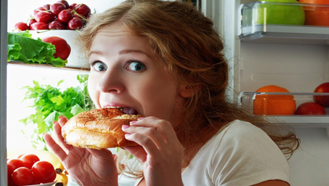 هل تتناول الطعام حتى لو لم تكن جائعا؟ 5 نصائح لممارسة 