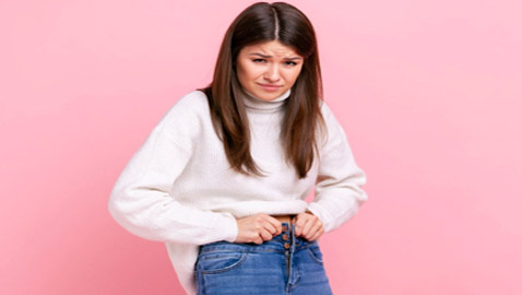 صديقة للموضة وعدوة للصحة.. مخاطر الملابس الضيقة على السيدات!