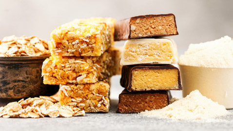 خلال 15 دقيقة فقط.. إليكم طريقة تحضير ألواح البروتين في المنزل