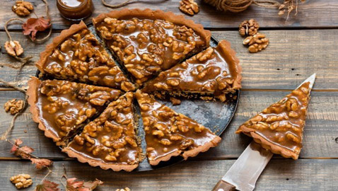 إليكم طريقة تحضير فطيرة القرفة والجوز اللذيذة والمميزة