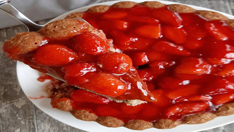 إليكم طريقة تحضير كيك الموز بصلصة الفريز.. حلوى صيامي لذيذة