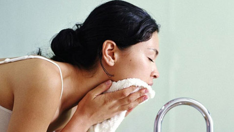 قاعدة من 60 ثانية.. الأفضل لتنظيف بشرتكِ