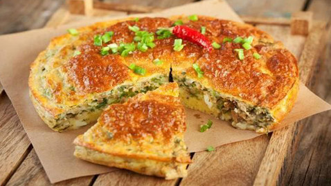 إليكم طريقة تحضير فطيرة التونة اللذيذة.. سهلة وسريعة