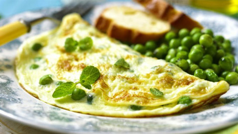 طريقة تحذير عجة البيض المشوية بالخضار لوجبة فطور صحية ولذيذة