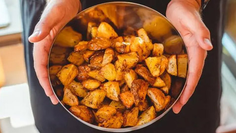 إليكم وصفة بطاطا ويدجز بالثوم والفلفل الحار الخفيفة والطيبة