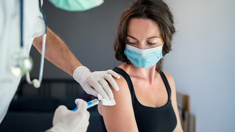 هل أخذت لقاحا وأصبت بكورونا؟.. بشرى سارة لك تحديدا