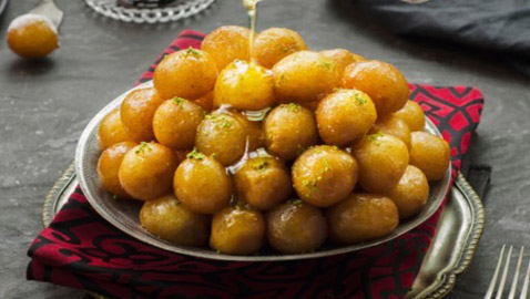 إليكم طريقة تحضير عجينة اللقيمات.. حلوى رمضانية ولا أشهى