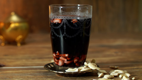 فوائده وطريقة تحضيره: الجلاب شراب من دبس التمر أو الخروب يُطيب بالبخور!