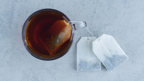 تجنبي رميها.. فوائد مُذهلة لأكياس الشاي المستعملة