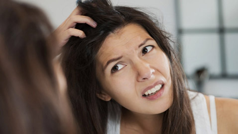 تسبب لك الإحراج؟ إليك 8 علاجات منزلية للتخفيف من حكة الرأس وجفافه