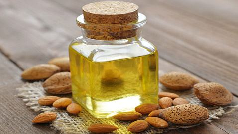8 خصائص تجعل من زيت اللوز مستحضرا تجميليا بامتياز