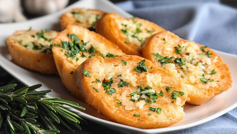 لإضافة لذيذة أو كوجبة خفيفة.. طريقة تحضير خبز الثوم بخطوات بسيطة