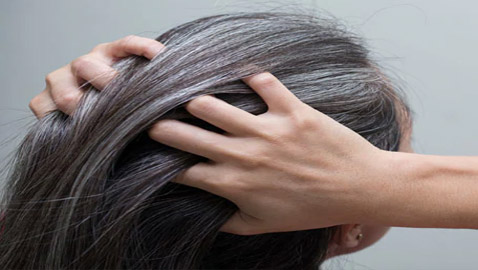 بشكل طبيعي.. هكذا يمكنكم إخفاء الشعر الأبيض