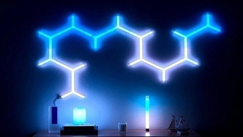 مصباح ذكي يحول الجدار إلى تركيب فني حي
