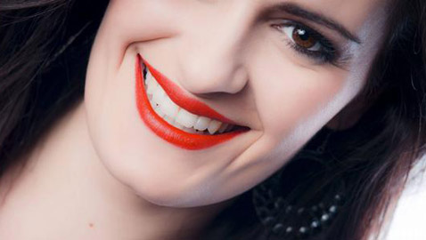 3 أخطاء ترتكبينها لدى وضع أحمر الشفاه يظهرك أكبر عمرا