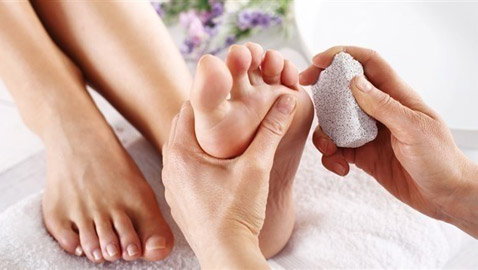 فطريات القدمين معضلة فصل الصيف