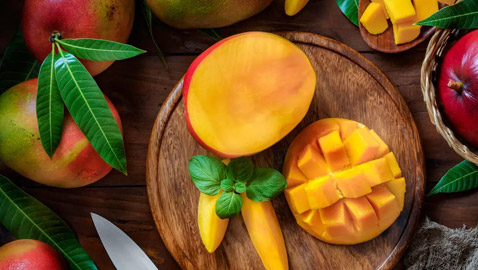 لماذا يجب نقع المانجو في الماء وغسلها قبل أكلها؟