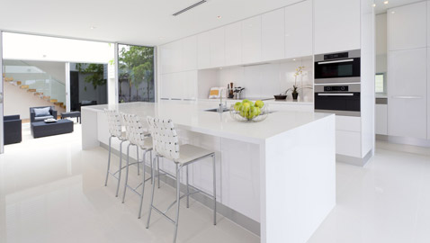 أفكار لجعل المطبخ الأبيض العصري يبدو أكثر جمالاً