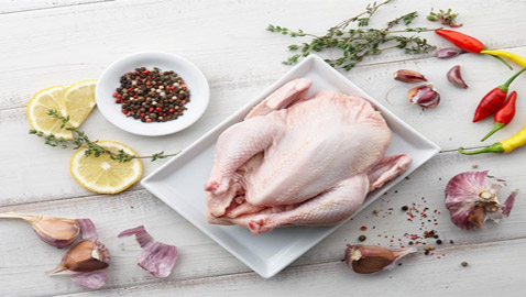 لا تغسلي الدجاج أبداً.. واتبعي هذه الخطوات عند طهيه