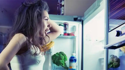 نصيحة خبراء.. 5 أطعمة ومشروبات تجنبها قبل النوم