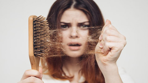 بينها الولادة وأدوات التصفيف.. إليك 10 أسباب لا تعرفها لتساقط الشعر
