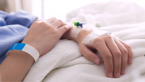 لا تستلق بالفراش طويلا.. أخطاء شائعة بعد الجراحة تمنعك من التعافي السليم