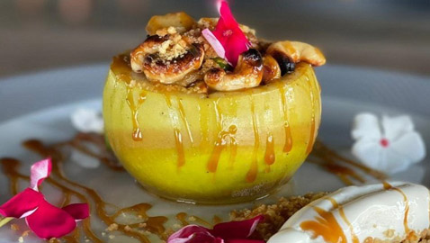 إليكم وصفة التفاح المخبوز بالمكسرات والعسل بالطعم اللذيذ