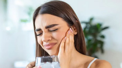 أحدها مفاجئ.. إليكم 5 أمور تسبب وجع الأسنان وتضر بهم