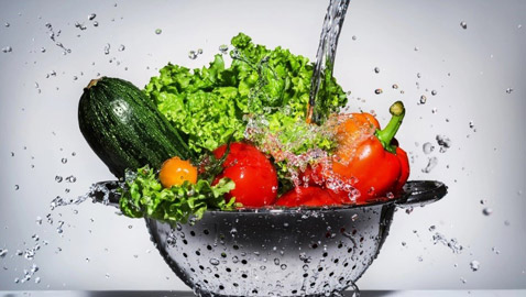 هل غسل الأطعمة بات ضرورة قبل تناولها؟