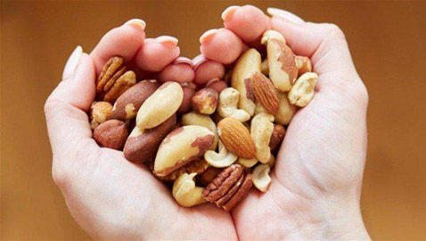 لهذا السبب.. تناول حِفنة من المكسرات يومياً