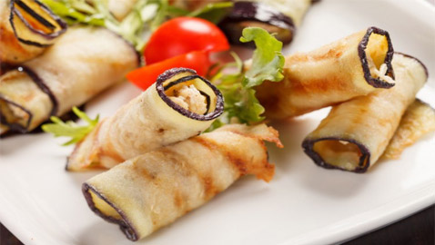 إليكم طريقة تحضير رولات الباذنجان المحشية بالجبن.. طعم رائع ولذيذ!