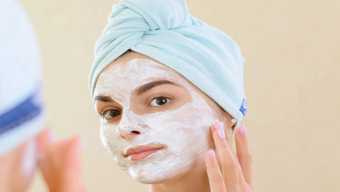 إليكم 3 خلطات صيفية بالزبادي للعناية بالبشرة والشعر