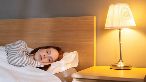 النوم في الضوء حتى الخافت منه خطر على الصحة! إليكم المخاطر..