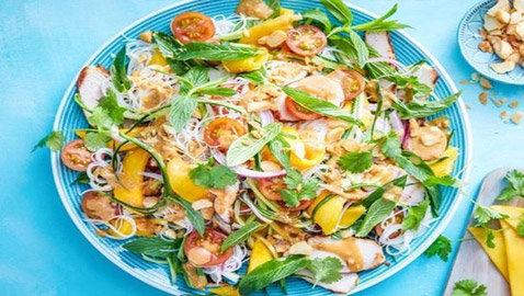 إليكم طريقة تحضير سلطة دجاج ساتيه.. عشاء صحي وشهي