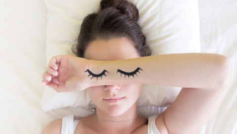 ضوء الشمس قد يساعدك! 10 نصائح لنوم مريح في ليالي الصيف الحارة