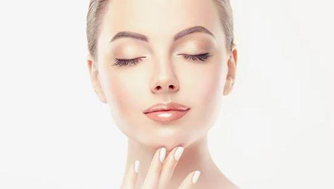 ماسك ذهبي لإضاءة وشد الوجه والبشرة.. والنتيجة بعد أول مرة!