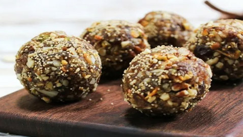 إليكم طريقة تحضير كرات التمر بالجوز والزبيب اللذيذة لضيافة العيد