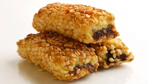 إليكم وصفة أصابع التمر بالسمسم الطيبة لمرضى السكري لضيافة العيد