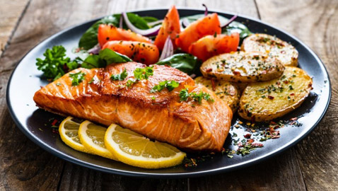 إليكم وصفة السلمون بالفرن مع الخضار للرجيم