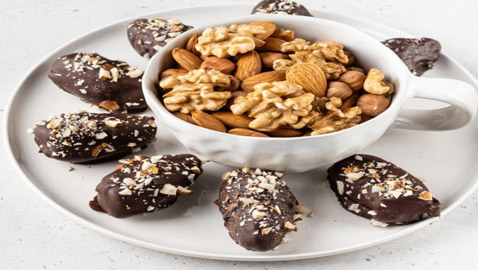 تمر محشو بالمكسرات ومغطى بالشوكولاتة الداكنة لضيافة عيد الأضحى