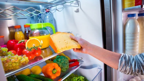 10 أطعمة تصبح مضرة إن بقيت خارج الثلاجة