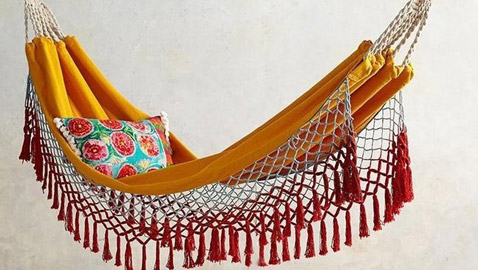 الأرجوحة الداخلية.. قطعة أساسية في ديكور الصيف