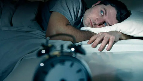 مفاجأة عكس الاعتقاد الشائع.. الاستيقاظ من النوم ليلا أمر طبيعي تماما!