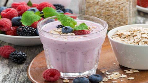 إليكم طريقة تحضير سموذي التوت البري بالشوفان اللذيذ للرجيم
