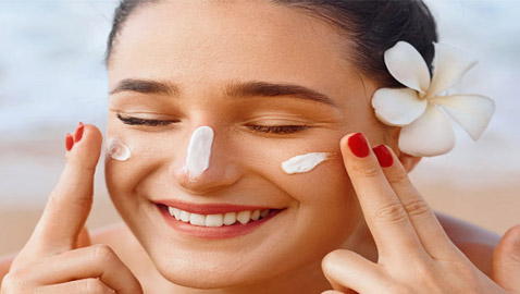 احذروا جيدا.. 7 مكونات تجميلية تصبح خطرة عند التعرض للشمس!