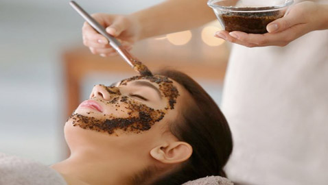 سهل التحضير في المنزل.. «ماسك القهوة» لبشرة مشرقة في دقائق